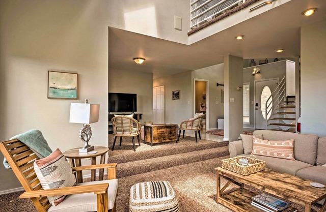 Chic Coos Bay Home w/Pacific Ocean Views!
