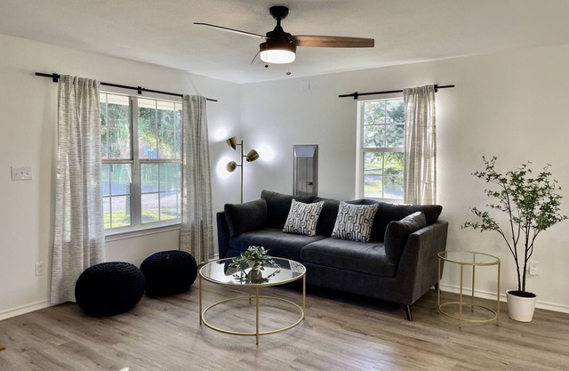 Chic Cottage - Minutes from Baylor & Downtown Waco