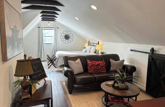 Chic Cozy Guest House in Oxford NY w/Views! Walkable to Shops & Restaurants