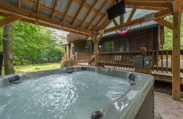 Chic Dog Friendly Mountain Retreat w/Hot Tub