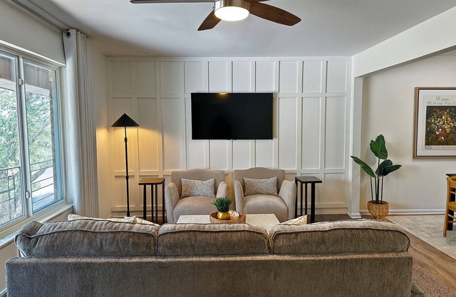Chic Downtown 1BR Stay in Downtown Royal Oak