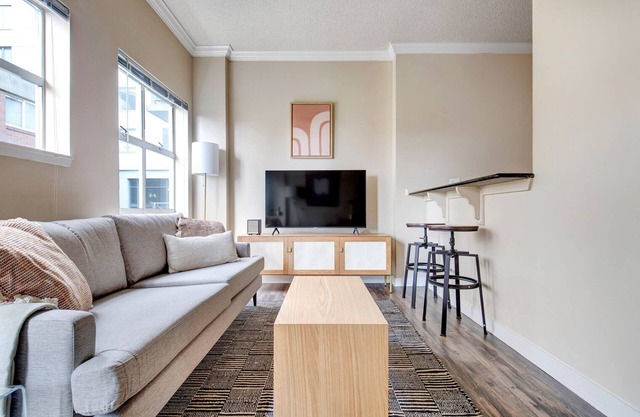 Chic Downtown 1BR w/Gym, Roof Deck, near Pike St Market, by Blueground