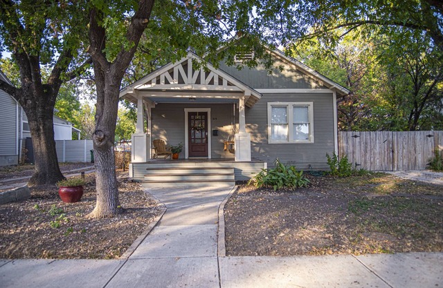 Chic Downtown Farmhouse With Garden and BBQ Grill