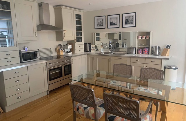 Chic Edinburgh City Centre Apart. close to Castle