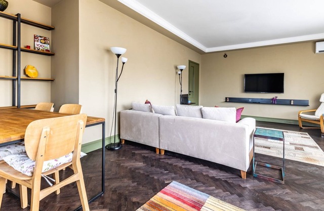 Chic Flat w Balcony BBQ 10 min to Emaar in Uskudar