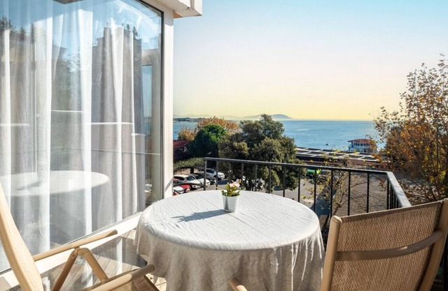 Chic Flat with Balcony near Moda Shore