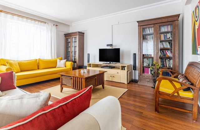 Chic Flat with Balcony Near Subway and Marmaray🚇
