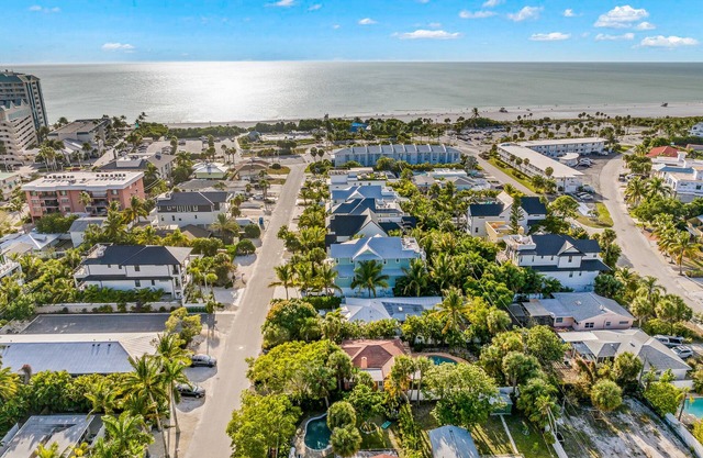 Chic home with Pool near the Beach! - The Pink Flamingo