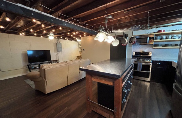 Chic Industrial Home - Pets Welcomed!