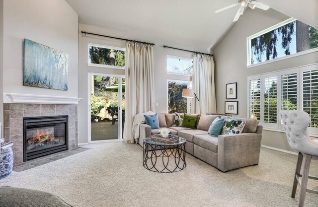 Chic Kirkland Retreat: King Bed, Private Patio, Minutes from Downtown & Lake WA