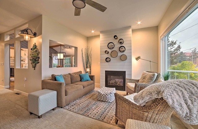 Chic Manistee Cottage: Steps to Lake Michigan!