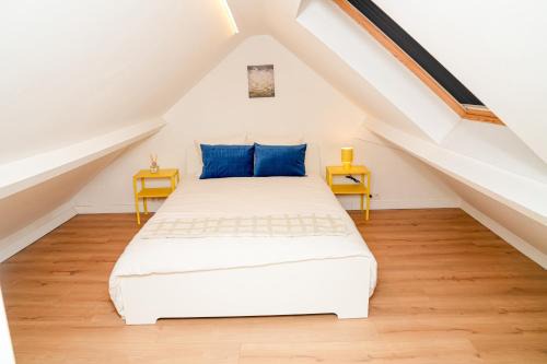 Chic & Modern 1BR & 1LR Apt, 12 Min Walk to Rabot