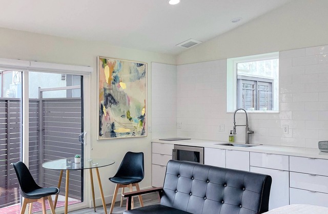 Chic new guest suite studio with WiFi and AC in fabulous West Hollywood