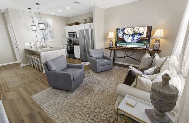 Chic Oxford Getaway with 3 Bedroom Suites!