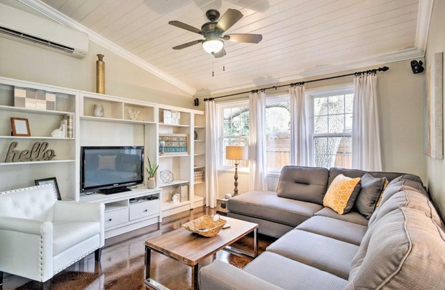 Chic Sarasota Cottage Near Beaches and Downtown!