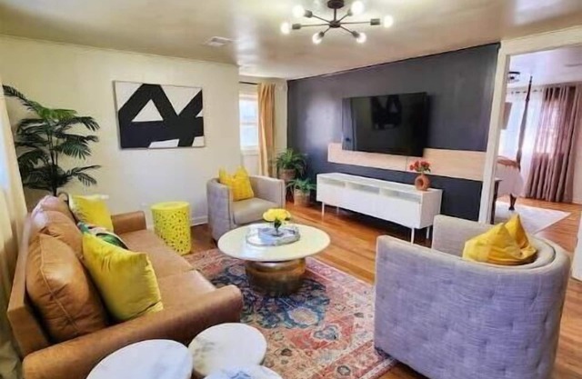 Chic, Spacious Pet Friendly Apt Near Attractions/Food/EWR/NYC