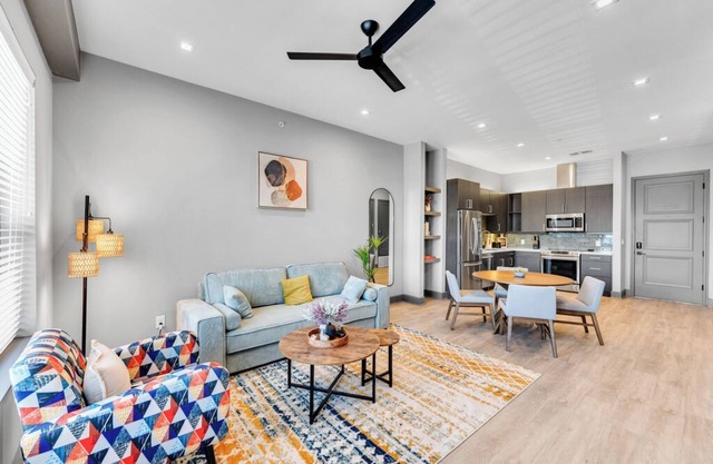 Chic Studio 1BD Apartment w/Rooftop Lounge & Gym - Near Downtown Fort Worth