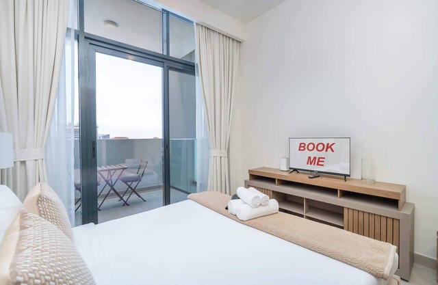 Chic Studio Apartment in Meydan Sleeps 2 with Balcony