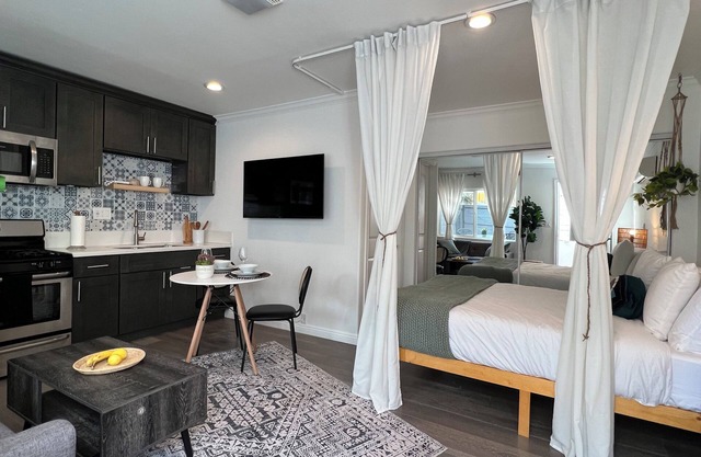 Chic Studio + Outdoor Dinning in the Heart of LA