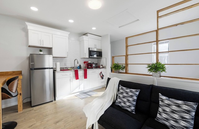 Chic studio with AC and WiFi in superb Harper Woods