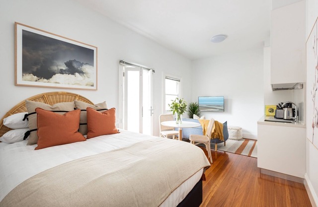 Chic Studio With Patio 20 min From CBD