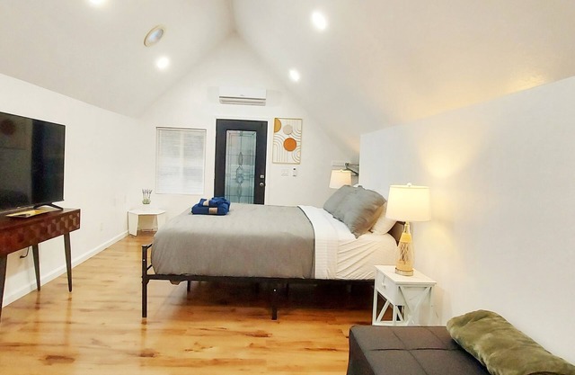 Chic studio with WiFi and AC in serene Springville