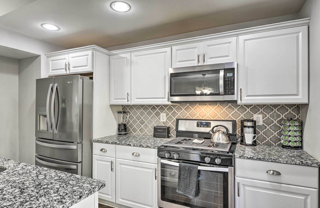 Chic Townhome w/Deck: 6 Mi to Dtwn Baltimore