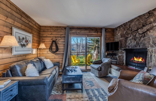 Chickadee - Mountain modern cabin on the Elk River