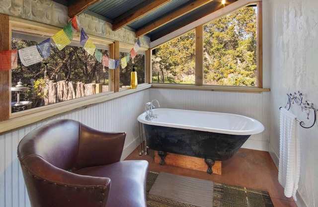 Chickadees Stay: Private Tub, Chiminea & Pool