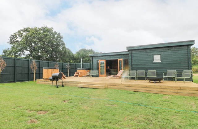 CHICKEN RUN, pet friendly, with hot tub in Stamford