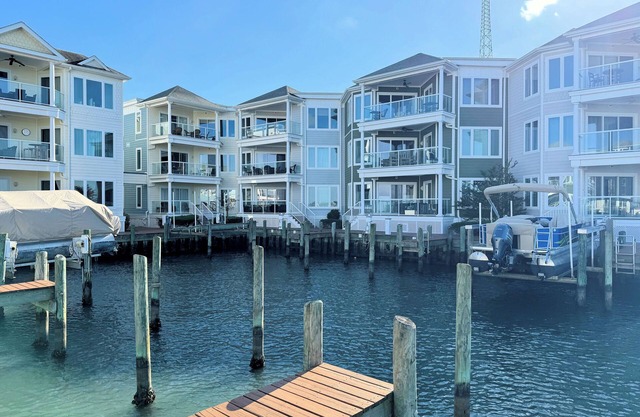 Chincoteague Getaway on the Bay - Water Front,Pool ,IN TOWN ,LINENS & TOWELS