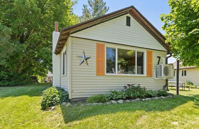Chippewa Lake cabin w/pickleball court!