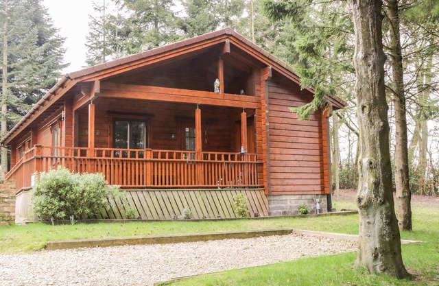 CHLOE'S LODGE, pet friendly, with a garden in Middleton, Ryedale