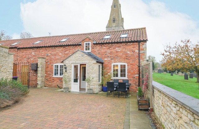 CHURCH BARN, pet friendly, with open fire in Grantham
