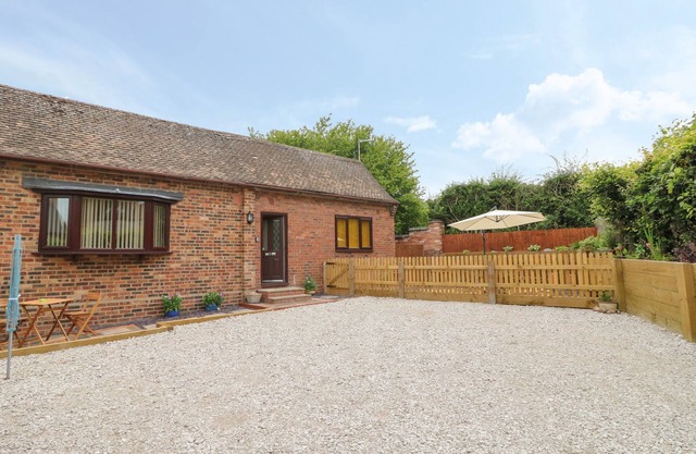 CHURCH VIEW COTTAGE, pet friendly, with a garden in Rugeley