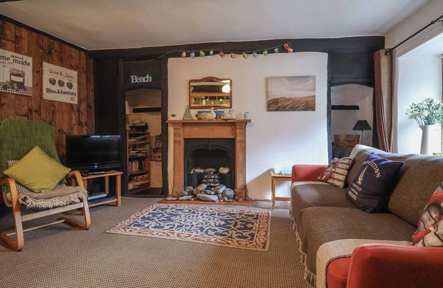CHURCH VIEW, family friendly, country holiday cottage in Lyme Regis