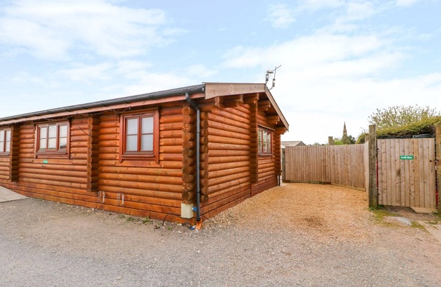 CHURCH VIEW, pet friendly, with pool in Greetham, Rutland