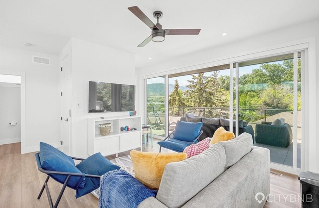 Churchill | 1 block to beach | Elevator | Sleeps 8