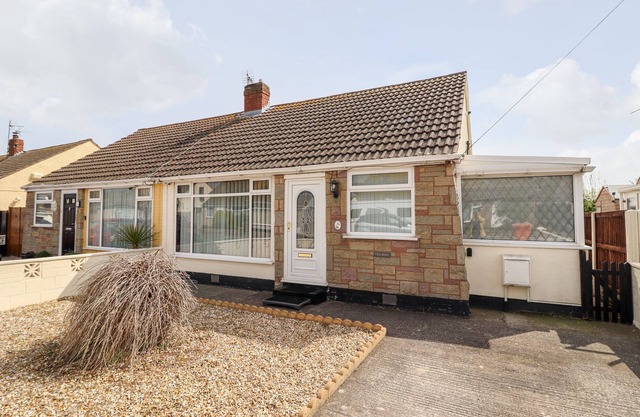 CHY BEAN, country holiday cottage, with a garden in Abergele