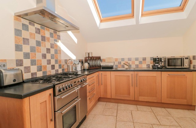 CIDER BARN, family friendly, country holiday cottage in Watchet