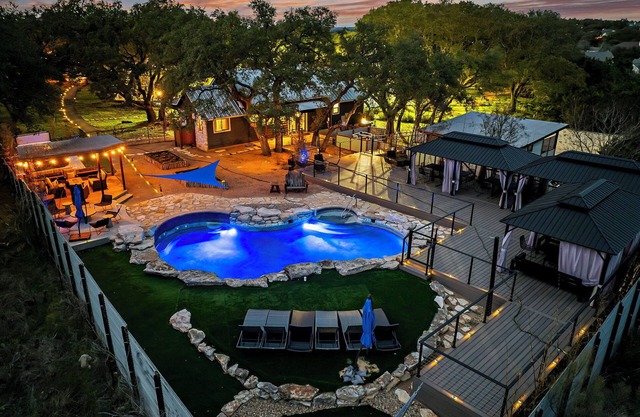 Cielo Estate: Luxury Pool ~ Large Events ~ Multi-Sport Courts