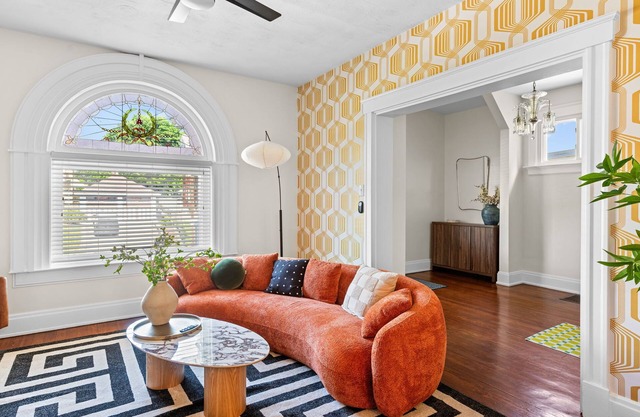 Cincy Central Stay - Hot Tub, Games & Movie Nights