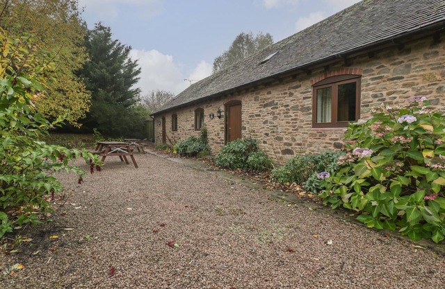 CINDER COTTAGE, romantic, character holiday cottage in Bromyard