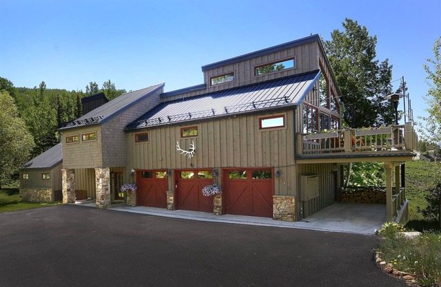 Cinnamon Mountain Lodge/Luxury Home with Endless Views! Game Room and Hot Tub!