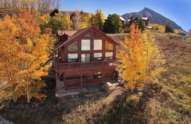 Cinnamon Mtn. Chalet/Incredible Views, Hot Tub, Heated Garage, Fireplace!