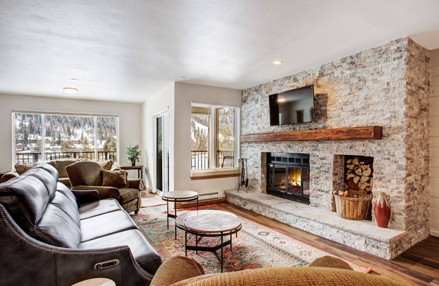 Cinnamon Ridge Après Ski Retreat: Private Hot Tub + Walk to Slopes