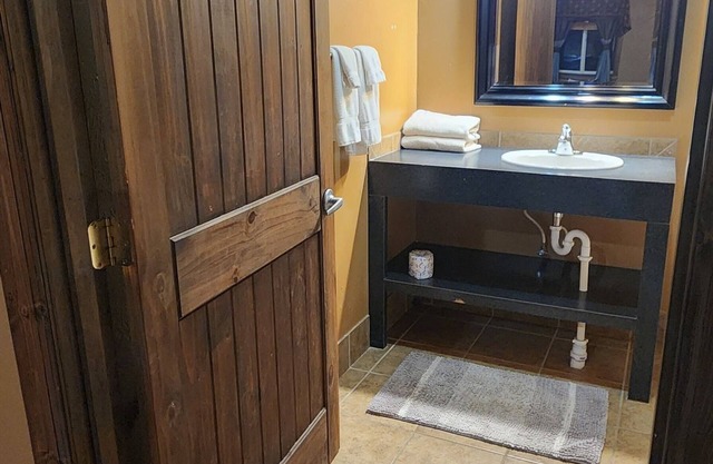 Circle R Cabin 3, Private Ranch, Mountain Views