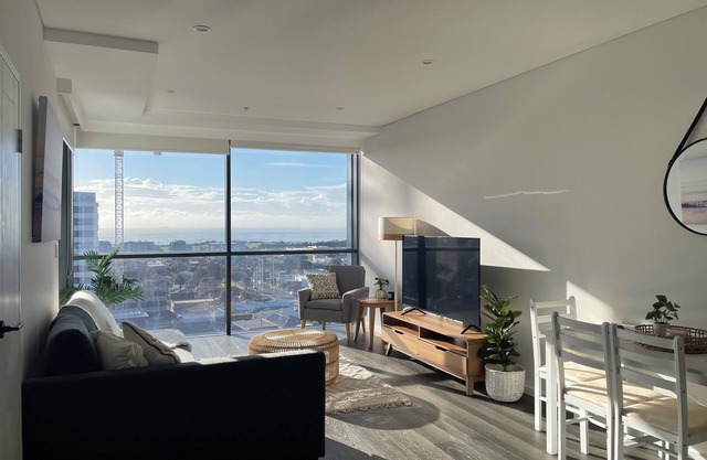 City Apt in Wollongong with Ocean Views & Balcony