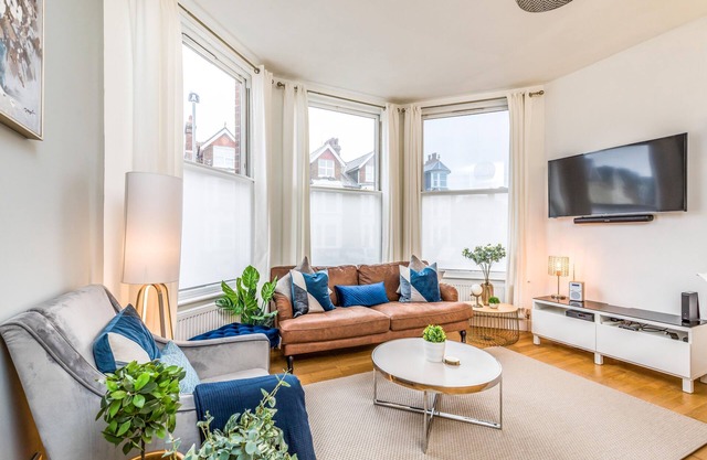 City & Beach in Easy reach 3 double Bedrooms with parking