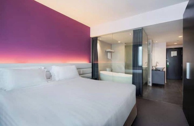 City Center Premier Club King + Breakfast/Access.